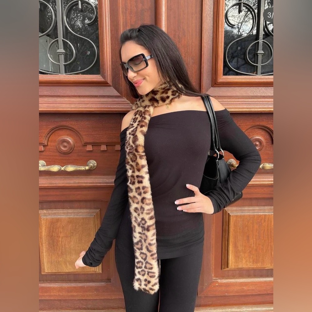 cheetah/leopard print 🐆 faux fur fall/winter scarf!